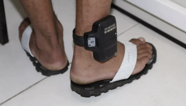 Câmara aprova tornozeleira para agressores e mulheres terão rastreador