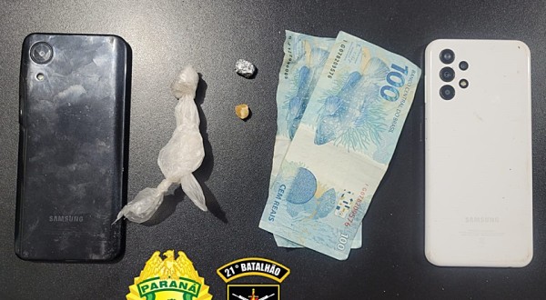 Duas pessoas são detidas por posse de drogas e suspeita de tráfico