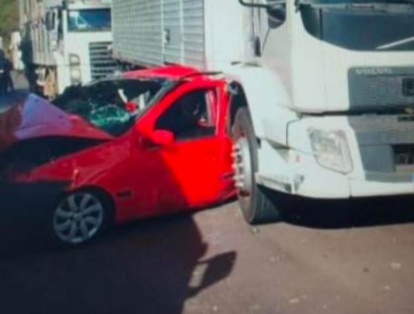 Carro fica prensado entre dois caminhões na BR-282
