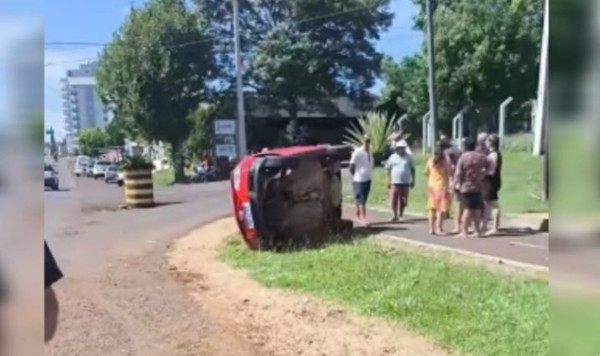 Homem morre após automóvel que conduzia capotar