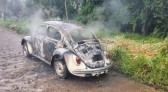 Incêndio destrói Volkswagen Fusca às margens da SC-163, em São João do Oeste