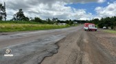 Jovem cai de moto após passar por buraco na BR-163