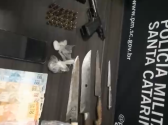 Polícia Militar atende ocorrência de ameaça e acaba encontrando armas, drogas e dinheiro em espécie com o suspeito