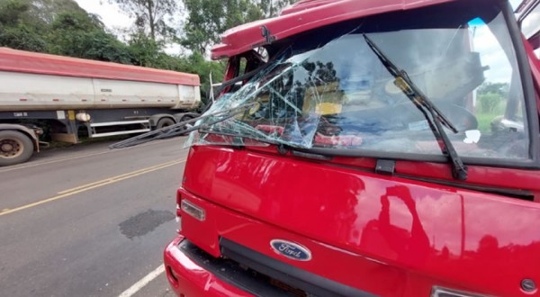 Colisão traseira mobiliza Corpo de Bombeiros e PRF na BR 163