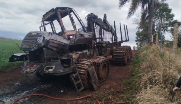 Máquina agrícola é destruída por incêndio no interior de Abelardo Luz