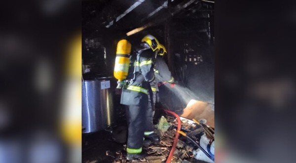 Incêndio atinge galpão