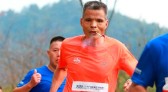 Maratonista de 50 anos corre 42 km fumando e choca internautas