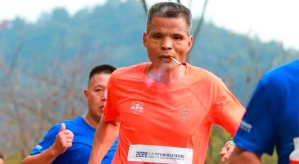Maratonista de 50 anos corre 42 km fumando e choca internautas