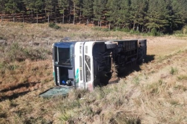 Acidente com ônibus deixa 16 pessoas feridas em SC