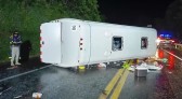 Ônibus de turismo com destino ao Paraguai tomba na BR-277, deixa um morto e 21 feridos