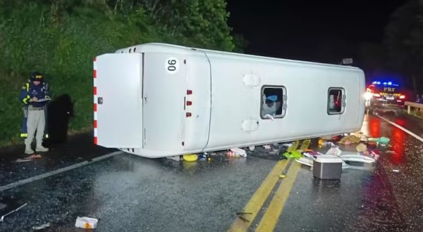 Ônibus de turismo com destino ao Paraguai tomba na BR-277, deixa um morto e 21 feridos
