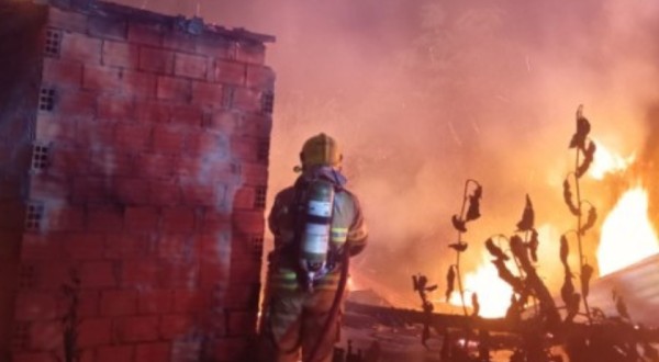 Homem é agredido e tem casa incendiada após briga