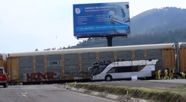 Acidente entre trem e ônibus deixa ao menos 10 mortos