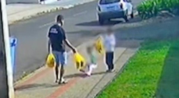 Vídeo mostra pai chutando filha de 3 anos em via pública; caso é investigado em Francisco Beltrão