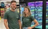 Casal  começou a plantar microverdes no quarto e hoje produz até 1.850 bandejas por semana, fatura R$ 50 mil e prepara expansão