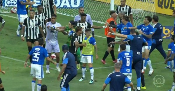 Briga após o apito final deixa 23 expulsos em decisão do Campeonato Mineiro