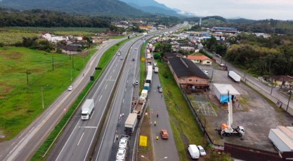 Terceira decisão judicial enfraquece bloqueios de caminhoneiros em toda BR-101 de SC