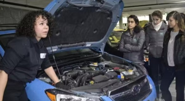 Oficina de carros para mulheres tem manicure, enquanto aguardam o conserto