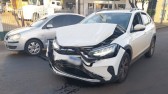 Acidente entre Jeep e VW/Nivus deixa passageira ferida