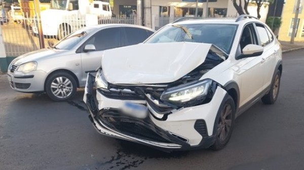 Acidente entre Jeep e VW/Nivus deixa passageira ferida