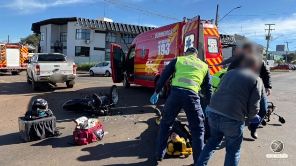 Motociclista fica ferido em colisão no centro