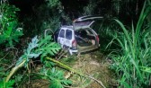 Mulher fica ferida após carro sair da pista e cair em ribanceira