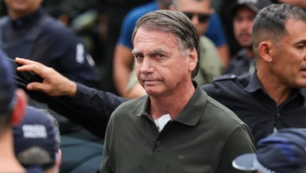 Bolsonaro está na UTI com broncopneumonia e não tem previsão de alta, diz boletim médico