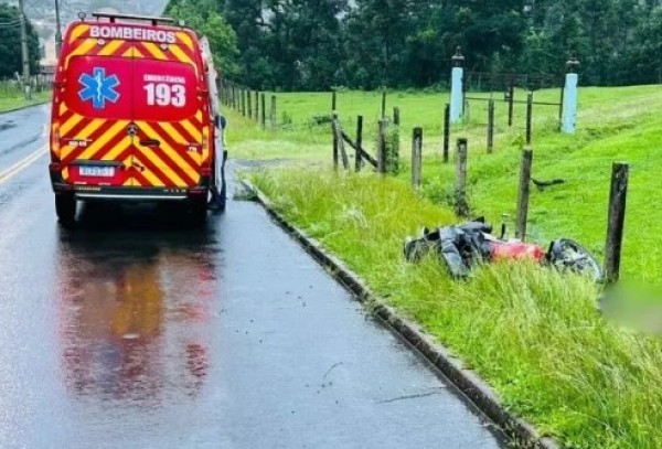 Homem morre após cair da garupa de motocicleta em SC