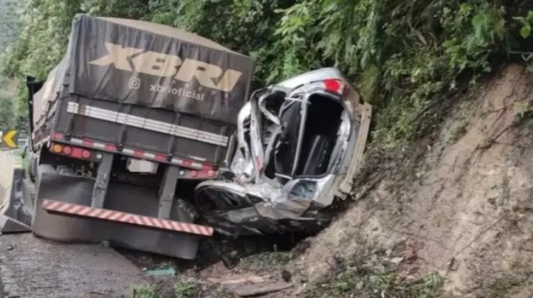Criança é salva por bebê-conforto após acidente com caminhão