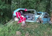 Motorista fica preso nas ferragens em colisão contra árvore no Meio-Oeste