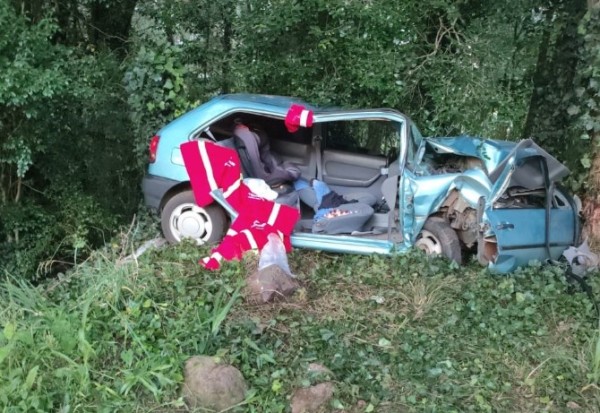 Motorista fica preso nas ferragens em colisão contra árvore no Meio-Oeste