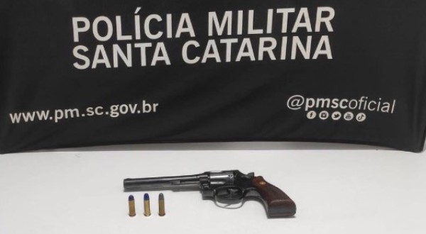 Homem é preso após ameaçar companheira de morte com revólver