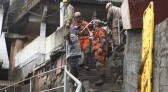 Moradores buscam desaparecidos em Petrópolis; mortes chegam a 58