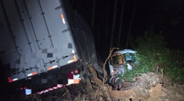 Motorista fica ferido após saída de pista com carreta na BR-280