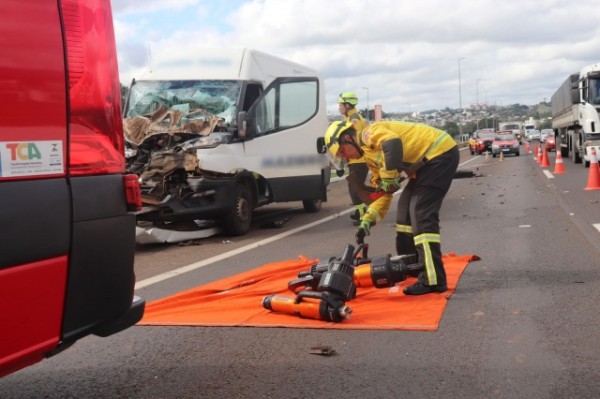 Colisão entre van e caminhão deixa dois feridos na BR-282