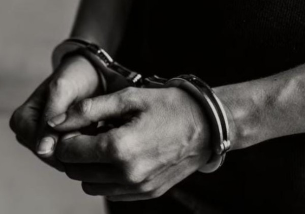 Homem vai até o 21º BPM e acaba preso por mandado de prisão em aberto