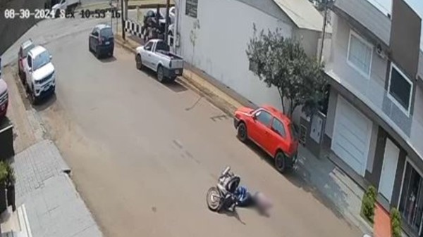 Acidente de trânsito entre carro e moto deixa uma mulher ferida