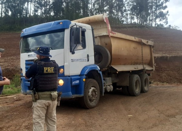 Caminhões são flagrados com excesso de peso e outras irregularidades no Oeste