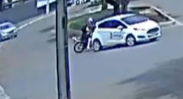 Colisão lateral entre carro e motocicleta é registrada na Av. Paraná