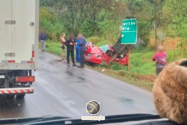 Duas pessoas perdem a vida em grave acidente na BR-282, no trevo de acesso a Flor do Sertão