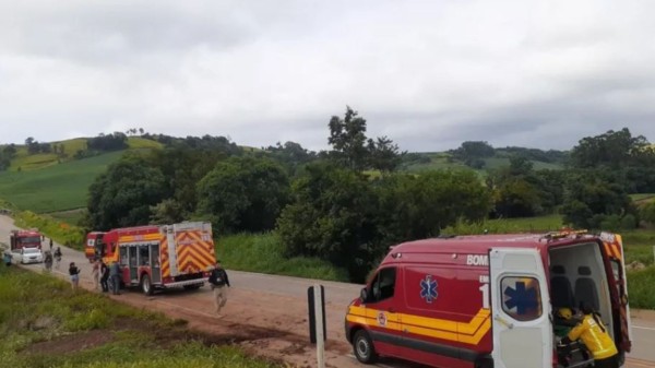 Saída de pista de carreta deixa motorista gravemente ferido na BR 163
