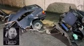 Carro parte ao meio após bater contra poste em SC; homem morre e dois ficam feridos