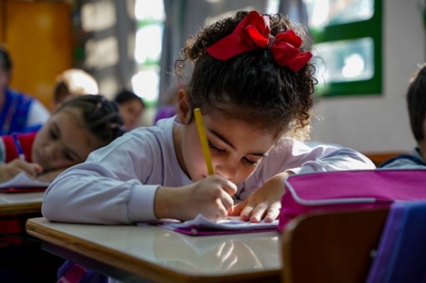 Pela primeira vez na rede estadual, todos os alunos dos anos iniciais do ensino fundamental têm acesso a aulas de inglês