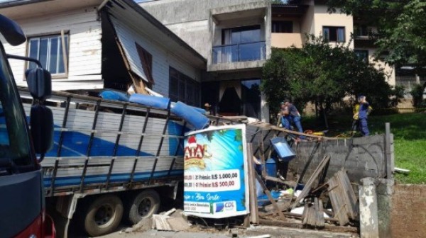 Caminhão carregado com bois perde o controle e bate contra estabelecimento