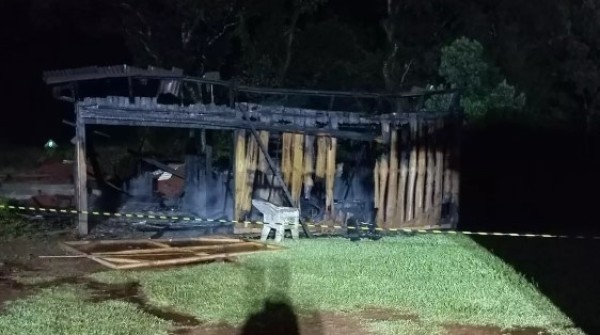 Incêndio destrói garagem e área de festas no Oeste de SC