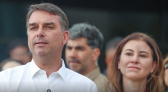 Flávio Bolsonaro comemora autorização para visitar o pai e prevê encontro nesta terça-feira