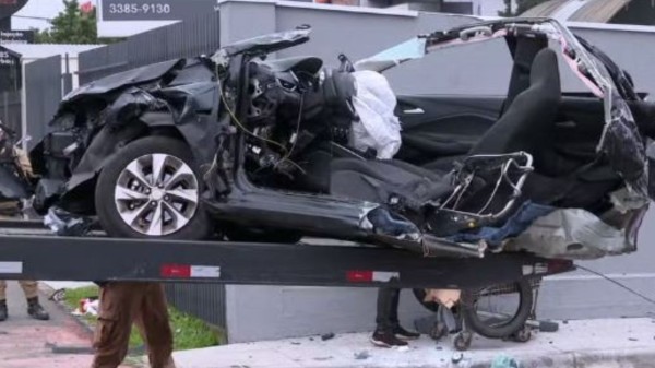 Homem morre após carro partir ao meio em batida na Avenida das Torres