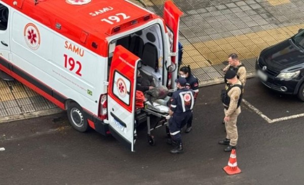 Homem em situação de rua cai de escada e resiste em ser atendido