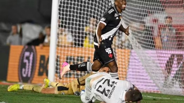 Com um a menos, Ceará busca empate heroico contra o Vasco nos acréscimos