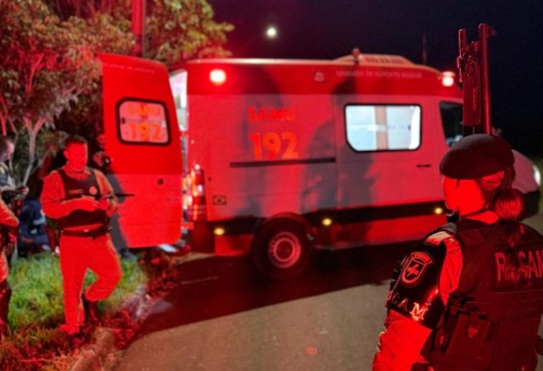Condutor de moto sem CNH, foge de abordagem e acaba batendo em poste